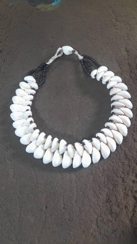 Collier en cauris