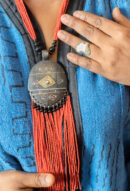 Collier  Rouge Perlé – Médaillon Doré