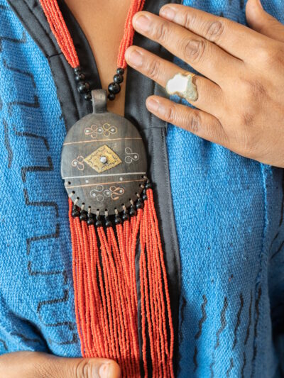 Collier  Rouge Perlé – Médaillon Doré