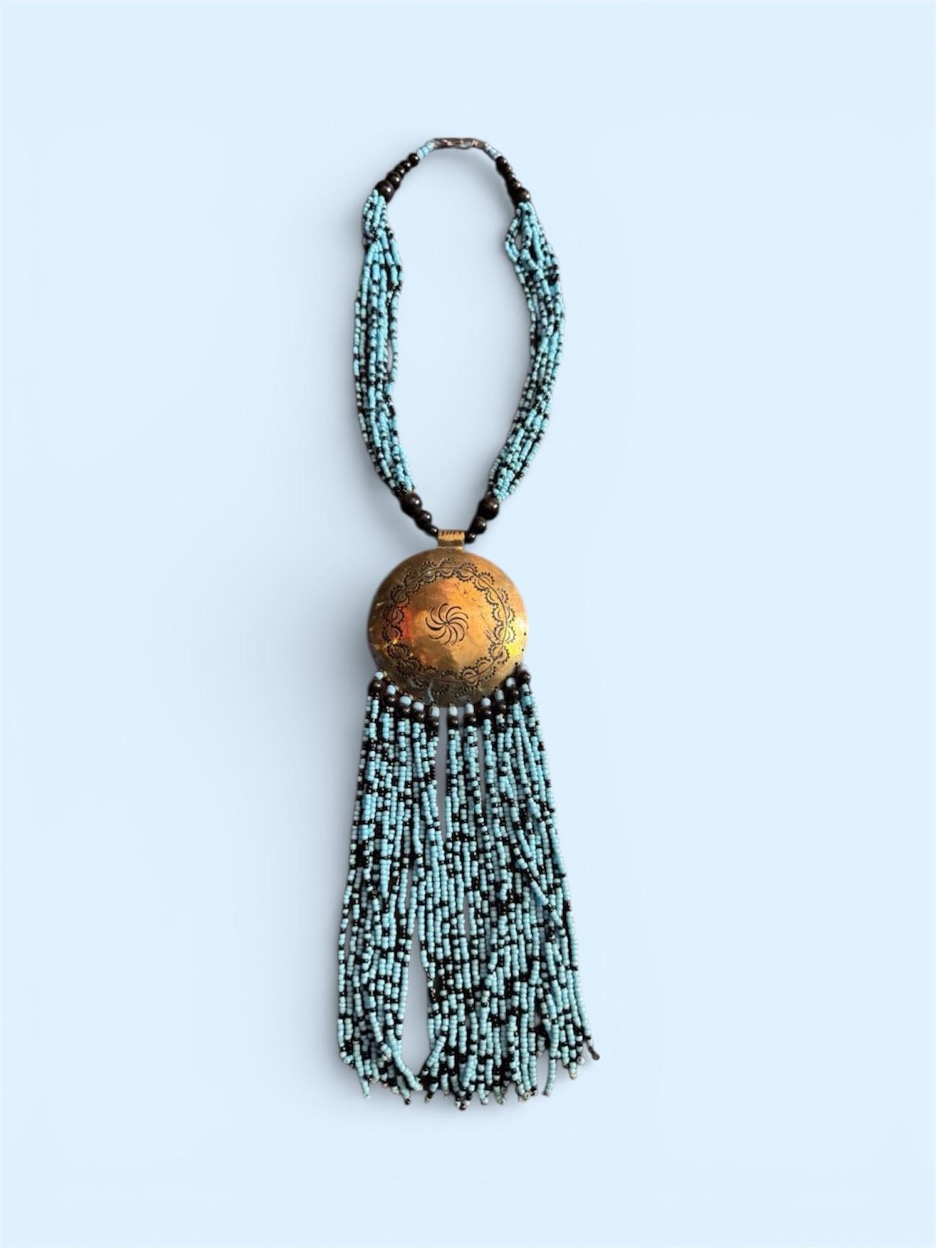 Collier médaillon couleur bleu