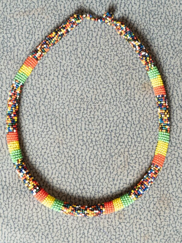 Collier en perles multicolores – tour de cou