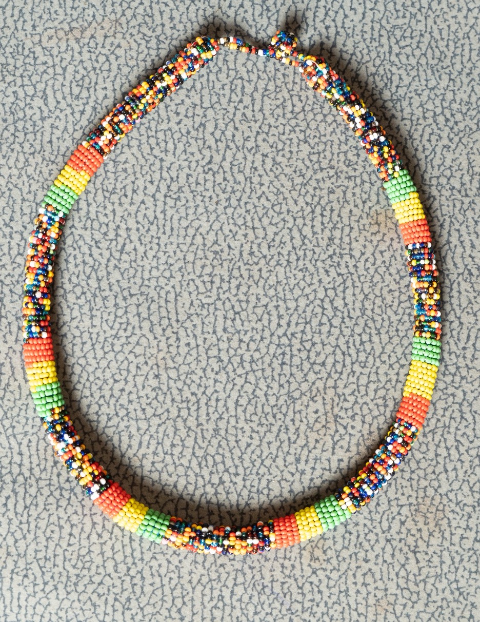 Collier en perles multicolores – tour de cou